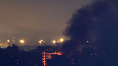 ইসরায়েলি হামলায় লেবাননের আকাশে কালো ধোঁয়া ছড়িয়ে পড়েছে। ছবি: রয়টার্স