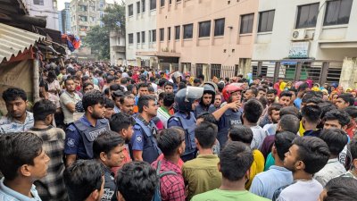 হাজিরা বোনাস ও বেতন বৃদ্ধিসহ বিভিন্ন দাবিতে শ্রমিকদের বিক্ষোভ