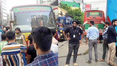 দুর্ঘটনার পরপরই ঘটনাস্থলে সড়ক অবরোধ করে বিক্ষোভ করছেন নেক্সট ভেনচারের কর্মীরা