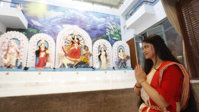 দেবী দুর্গা শক্তি নিয়ে ভক্তদের কাছে পৌঁছান। ছবি: নাসিরুল ইসলাম