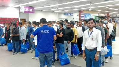 বিমানবন্দরে লিবিয়া থেকে ফেরত আসা বাংলাদেশিরা