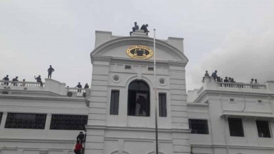 ৫ আগস্ট বিগত সরকারের পতনের পর প্রধান বিচারপতির বাসভবন তছনছ করা হয়, ছবি: সংগৃহীত