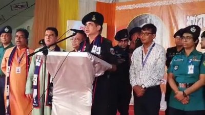 রাজধানীর উত্তরার মুগ্ধ চত্বর পূজামণ্ডপ পরিদর্শনে যান র‌্যাবের মহাপরিচালক একেএম শহিদুর রহমান