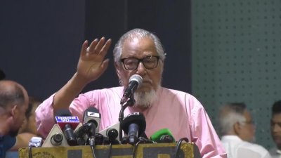 অনুষ্ঠানে বক্তব্য দিচ্ছেন  বিএনপির স্থায়ী কমিটির সদস্য নজরুল ইসলাম খান