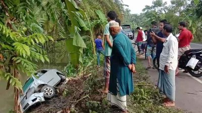 দুর্ঘটনাকবলিত প্রাইভেটকার (ছবি: সংগৃহীত)