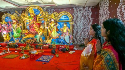 ভক্তরা প্রার্থনায় ব্যস্ত সময় পার করছেন। ছবি: নাসিরুল ইসলাম