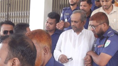 আদালত প্রাঙ্গণে মুহিবুর রহমান মানিক
