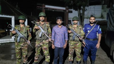 চাঁদা দাবির সময় বাবলু নামে এক ছাত্রদল নেতাকে গ্রেফতার করেছে সেনাবাহিনী