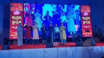 চট্টগ্রামে শারদীয় দুর্গোৎসবের মঞ্চে ইসলামী সংগীত পরিবেশন করেছেন একদল তরুণ