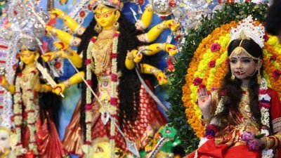রামকৃষ্ণ মিশন ও মঠে আড়ম্বরপূর্ণ ও ধর্মীয় ভাবগাম্ভীর্যের মধ্য দিয়ে কুমারী পূজা অনুষ্ঠিত হয়। ছবি: সাজ্জাদ হোসেন