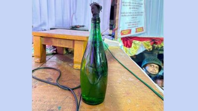 বোমা সদৃশ বোতলটি ছুড়ে মারা হয়