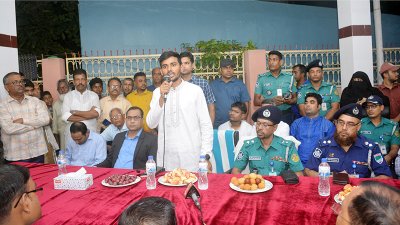 পূজামণ্ডপ পরিদর্শন শেষে মতবিনিময় করেন আসিফ মাহমুদ