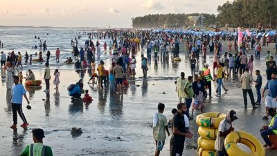 কক্সবাজার সমুদ্র সৈকতে পর্যটকরা