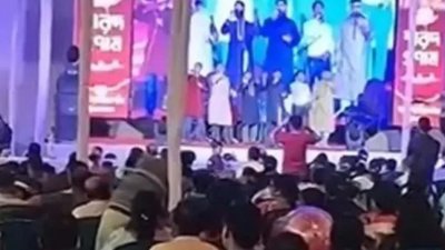 চট্টগ্রামে পূজামণ্ডপে ইসলামি গান গাওয়া নিয়ে পক্ষে-বিপক্ষে আলোচনা হচ্ছে