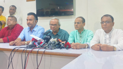 বক্তব্য দিচ্ছেন বিএনপির সিনিয়র যুগ্ম মহাসচিব রুহুল কবির রিজভী