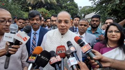 সাংবাদিকদের সঙ্গে কথা বলছেন প্রধান বিচারপতি সৈয়দ রেফাত আহমেদ