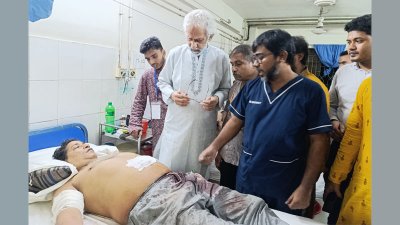 হাসপাতালে চিকিৎসাধীন আহতদের খোঁজ-খবর নিচ্ছেন উপদেষ্টা এ এফ হাসান আরিফ