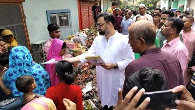 লিফলেট বিতরণ করছেন আমিনুল ইসলাম