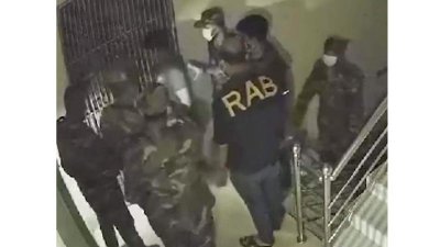 সেনা ও র‌্যাবের পোশাকে ডাকাত দলের সদস্যরা (ছবি: সিসিটিভির ফুটেজ থেকে)