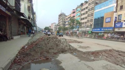 ছোটো-বড় বিভিন্ন রাস্তায় তৈরি হওয়া খানাখন্দ ঠিক করার উদ্যোগ নেই এখনও (ছবি: প্রতিবেদক)