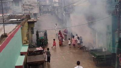 মিরপুর ১১ মশা নিধনে বিকালে ফোগিং করা হচ্ছে (ছবি: বাংলা ট্রিবিউন)