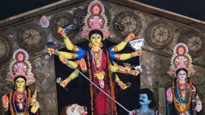 চাকমা সম্প্রদায়ের ঐতিহ্যবাহী পোশাকে সেজেছেন দেবী দুর্গা