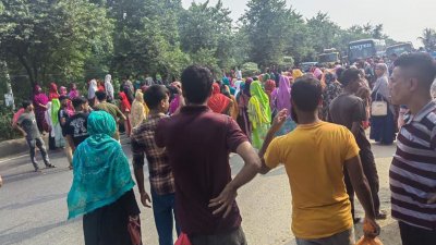 বেক্সিমকো ইন্ডাস্ট্রিয়াল পার্কের শ্রমিকরা সেপ্টেম্বর মাসের বেতন পরিশোধের দাবিতে দুই দফা ঢাকা-টাঙ্গাইল মহাসড়ক অবরোধ করে বিক্ষোভ করেছেন