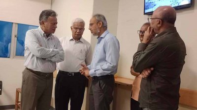 হাসপাতালে সাংবাদিক সুমন মাহমুদের মায়ের খোঁজ-খবর নিচ্ছেন আমির খসরু মাহমুদ চৌধুরী ও অধ্যাপক ডা. এজেডএম জাহিদ হোসেন