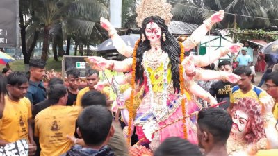 অশ্রুসজল চোখে হিন্দু সম্প্রদায়ের মানুষ বিসর্জন দেবেন প্রতিমা, ভাঙবে মিলনমেলা