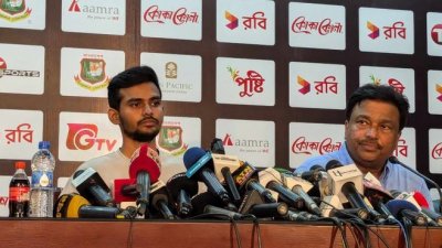 মিরপুরে কথা বলেছেন ক্রীড়া উপদেষ্টা আসিফ মাহমুদ, সঙ্গে বিসিবি সভাপতি ফারুক আহমেদ।