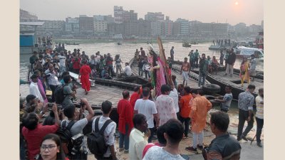 রাজধানীর ওয়াইজঘাটে চলছে দেবী প্রতিমা বিসর্জন