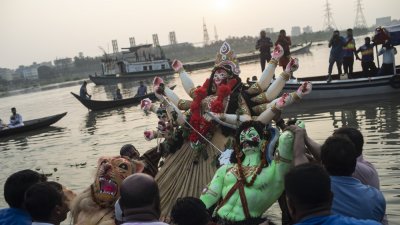 বিসর্জনের মাধ্যমে মর্ত্যলোক ছেড়ে দেবী ফিরে যাচ্ছেন কৈলাসে