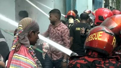 আগুন নিয়ন্ত্রণে ফায়ার সার্ভিস
