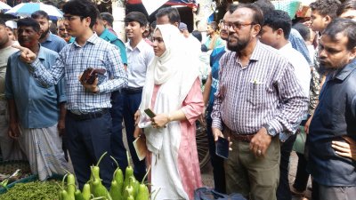 দ্রব্যমূল্যের বাজার তদারকির জন্য গঠিত বিশেষ ট্রাস্কফোর্স প্রথম দিনে নগরীর রিয়াজুদ্দিন বাজারে অভিযান চালায়