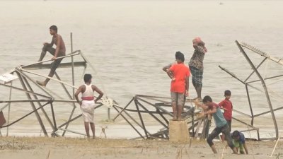 নদীগর্ভে বিলীন বিভিন্ন স্থাপনা