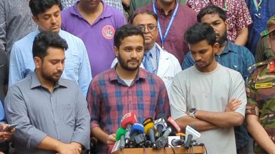 দুই উপদেষ্টাকে পাশে রেখে সাংবাদিকদের সঙ্গে কথা বলছেন জুলাই শহীদ স্মৃতি ফাউন্ডেশনের সাধারণ সম্পাদক মীর মাহবুবুর রহমান স্নিগ্ধ