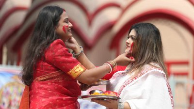 ঢাকেশ্বরী জাতীয় মন্দিরে ভক্তরা মেতে ওঠেন সিঁদুর খেলায়। ছবি: নাসিরুল ইসলাম