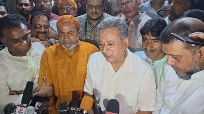 মির্জাপুরে দানবীর রণদা প্রসাদ সাহার বাড়ির পূজামণ্ডপ পরিদর্শন শেষে গণমাধ্যমকর্মীদের সঙ্গে কথা বলেন বিএনপির স্থায়ী কমিটির সদস্য আমির খসরু