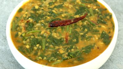 ডাল দিয়ে পালং শাক রান্না। ছবি- ইলিসা'স কুকিং