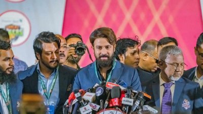 দল নিয়ে কথা বলেছেন ঢাকা ক্যাপিটালসের মালিক শাকিব খান।