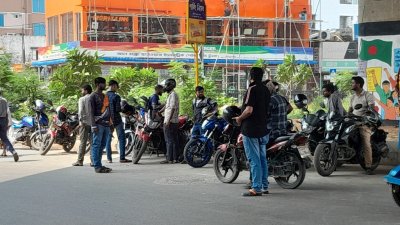 রাজধানীর বিভিন্ন মোড়ে আগের চেয়ে অনেক বেশি চালককে বাইক নিয়ে দাঁড়িয়ে থাকতে দেখা যায় এখন (ছবি: প্রতিবেদক)