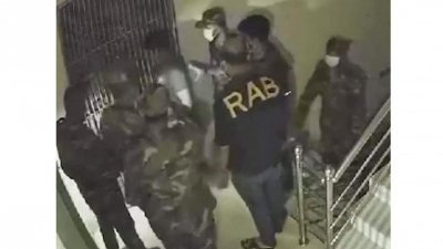সেনা ও র‌্যাবের পোশাকে ডাকাত দলের সদস্যরা (ছবি: সিসিটিভির ফুটেজ থেকে)