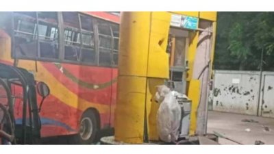 গ্রিন লিফ নামে একটি ফিলিং স্টেশন থেকে গ্যাস নেওয়ার সময় বাসের সিলিন্ডার বিস্ফোরণ হয়