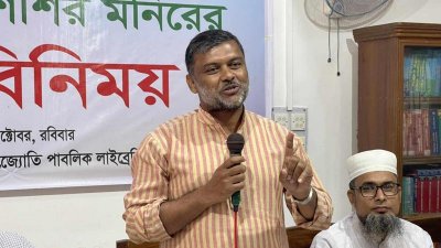 বক্তব্য দিচ্ছেন শিশির মনির