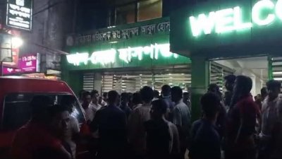 মৃতের স্বজনরা হাসপাতাল ভাঙচুর করেন