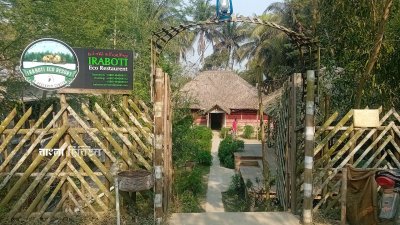 আইনের তোয়াক্কা না করে গড়ে ওঠা এসব রিসোর্ট বনের পরিবেশের ক্ষতি করছে, বানিশান্তার একটি রিসোর্ট