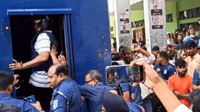 দুপুর সোয়া ১টার দিকে মাজহারুল ইসলামকে নিয়ে আদালত চত্বরে পুলিশভ্যানে তোলার সময় আবারও ‘জয় বাংলা’ স্লোগান দিয়ে মুক্তির দাবি জানান দলের নেতাকর্মীরা