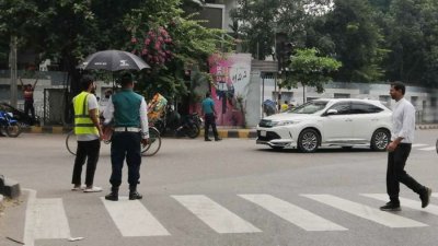 রাজধানীর সড়কে কাজ শুরু করেছে ট্রাফিক পুলিশ (ছবি: নাসিরুল ইসলাম)