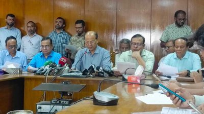 এইচএসসির ফল ঘোষণা করা হচ্ছে
