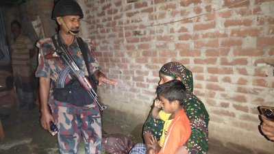 শিশুটিকে উদ্ধার করে পরিবারের কাছে ফিরিয়ে দিয়েছে বিজিবি